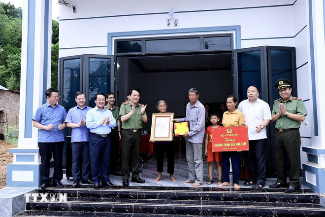 Bộ trưởng Công an Lương Tam Quang trao hỗ trợ xóa nhà tạm, nhà dột nát cho gia đình ông Nguyễn Văn Luận, xã Minh Thanh, tỉnh Tuyên Quang. (Ảnh: TTXVN phát) ttxvn-luong-tam-quang-tuyen-quang-1.jpg