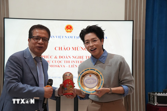 Đại sứ Đặng Minh Khôi chúc Đức Phúc thành công. (Ảnh: Tâm Hằng/TTXVN) ttxvn-dang-minh-khoi-duc-phuc.jpg