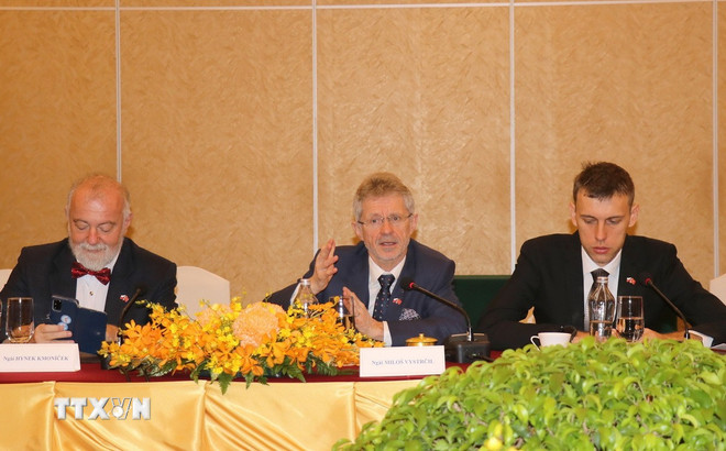 Çek Cumhuriyeti Senatosu Başkanı Milos Vystrcil resepsiyonda konuşuyor. (Fotoğraf: Thanh Vu/VNA) ttxvn-chu-tich-ubnd-tp-ho-chi-minh-hoi-kien-chu-tich-thuong-vien-quoc-hoi-cong-hoa-sec-1.jpg