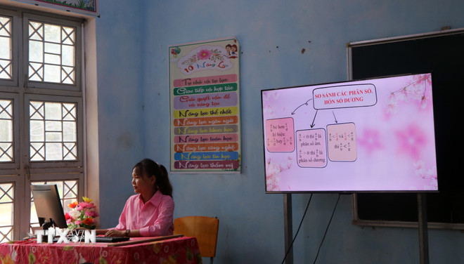 In the new school year 2025-2026, the education sector will apply information technology and digital transformation to teach inter-school through online systems. (Photo: Cao Nguyen/VNA) ttxvn-chuyen-doi-so-chinh-quyen-2-cap-4.jpg