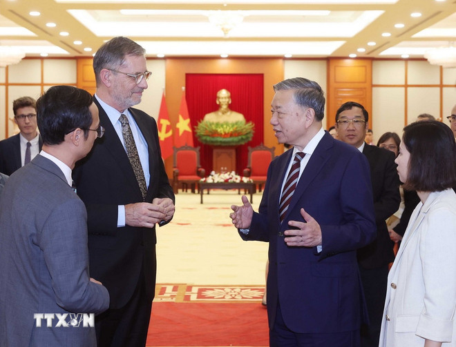 General Secretary To Lam receives French Ambassador to Vietnam Olivier Brochet. (Photo: Thong Nhat/VNA) ttxvn-tong-bi-thu-to-lam-tiep-dai-su-cong-hoa-phap-3.jpg