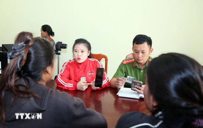 Ofițerii Viettel și Poliția din Comuna Thuong Trach (Quang Tri) oferă sprijin persoanelor cu legitimație de nivel 2. (Foto: Ta Chuyen/VNA) ttxvn-quang-tri-chuyen-doi-so-3.jpg