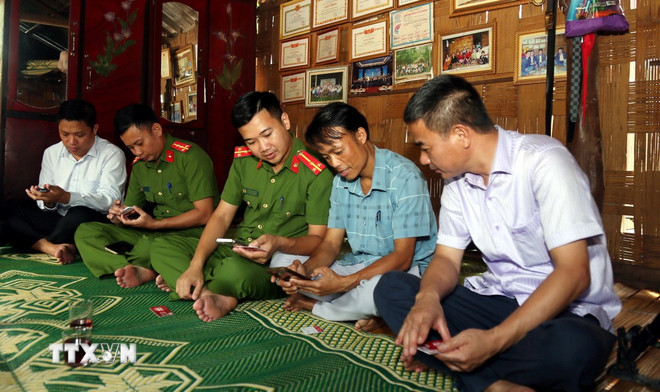 Forțele de poliție din comuna Thuong Trach (Quang Tri) sprijină locuitorii în derularea procedurilor administrative chiar în sat. (Foto: Ta Chuyen/VNA) ttxvn-quang-tri-chuyen-doi-so-4.jpg