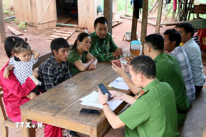 Echipa de tehnologie digitală din comuna Dan Hoa (Thuong Trach) a mers în sate pentru a sprijini oamenii cu identificarea electronică și procedurile administrative. (Foto: Ta Chuyen/VNA) ttxvn-quang-tri-chuyen-doi-so-5.jpg