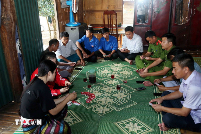 Ofițerii Viettel și Poliția din Comuna Thuong Trach (Quang Tri) s-au deplasat în sat pentru a sprijini oamenii în procedurile administrative. (Foto: Ta Chuyen/VNA) ttxvn-quang-tri-chuyen-doi-so-2.jpg