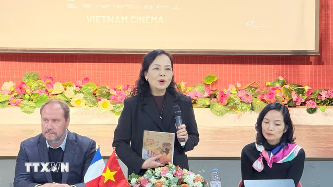 ប្រធានសមាគមផ្សព្វផ្សាយ និងអភិវឌ្ឍន៍ភាពយន្តវៀតណាម (VFDA) Ngo Phuong Lan (កណ្តាល) ថ្លែងក្នុងសិក្ខាសាលា។ (រូបថត៖ Huu Chien/VNA) ttxvn-ngo-phuong-lan.jpg