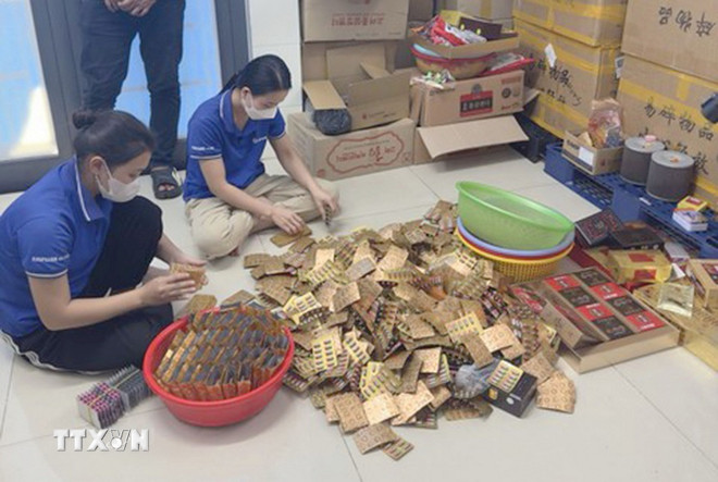 Đường dây sản xuất buôn bán hàng giả là thuốc chữa bệnh, thuốc phòng bệnh do hai vợ chồng Ngô Kim Diệu, Nguyễn Thị Ngọc Hương cầm đầu. (Ảnh: TTXVN phát) ttxvn-thuoc-gia-2.jpg