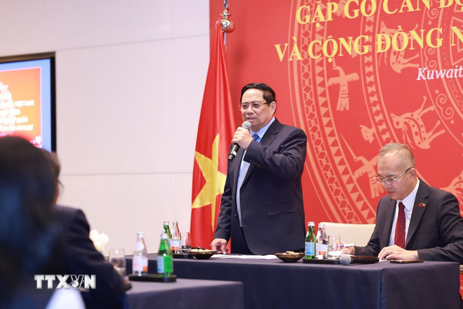 ttxvn-thu-tuong-gap-can-bo-dai-su-quan-va-cong-dong-nguoi-viet-nam-tai-kuwait-6.jpg