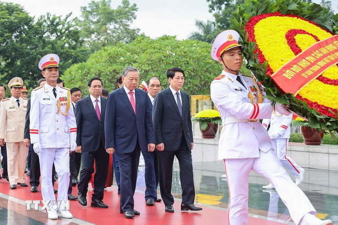 ttxvn-lanh-dao-dang-nha-nuoc-vao-lang-vieng-chu-tich-ho-chi-minh-va-dang-huong-tuong-niem-cac-anh-hung-liet-sy4.jpg