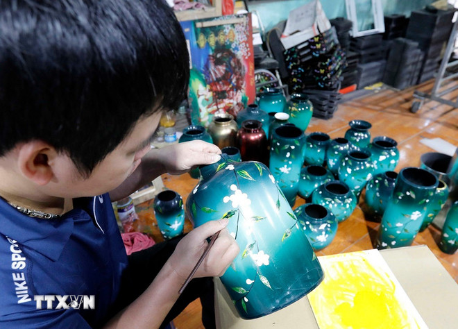 Decoraties op lakproducten voor de export in een ambachtsdorp in Ha Thai. (Foto: Tran Viet/VNA) ttxvn-son-mai-ha-thai-3.jpg