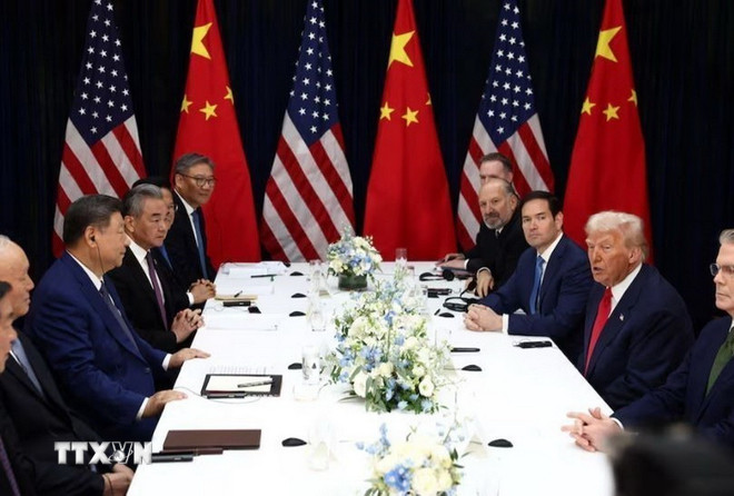 Tổng thống Mỹ Donald Trump (thứ 2, phải) trong cuộc hội đàm với Chủ tịch Trung Quốc Tập Cận Bình (thứ 3, trái) tại Busan, Hàn Quốc ngày 30/10. Ảnh: Reuters/TTXVN