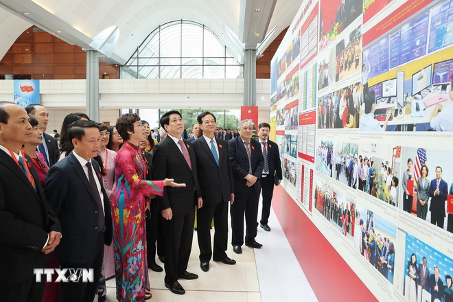 Bí thư Đảng ủy, Tổng Giám đốc TTXVN Vũ Việt Trang giới thiệu với Chủ tịch nước Lương Cường, nguyên Thủ tướng Nguyễn Tấn Dũng và các đại biểu tham quan triển lãm ảnh về Đại hội. (Ảnh: TTXVN) ttxvn-chu-tich-nuoc-tham-quan-trung-bay-anh-cua-2.jpg
