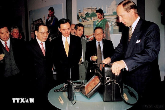 Premiärminister Phan Van Khai lyssnar på en presentation av telekommunikationsutrustning som producerats av Nokia Corporation under sitt officiella besök i Finland (1999). (Foto: The Thuan/VNA) ttxvn-viet-nam-phan-lan2.jpg