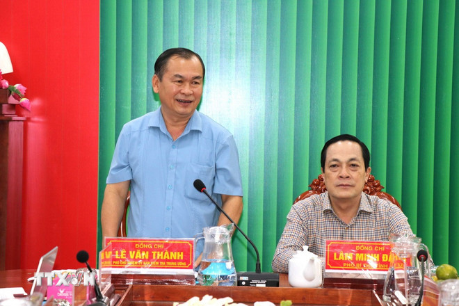 Der stellvertretende Leiter der Zentralen Inspektionskommission, Le Van Thanh, spricht bei einer Arbeitssitzung mit dem Parteikomitee des Bezirks Tra Vinh. (Foto: Thanh Hoa/VNA) ttxvn-vinh-long-2-cap-1.jpg