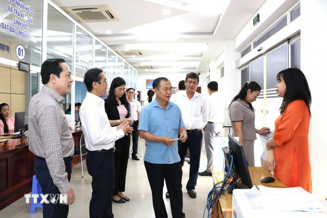 Der stellvertretende Leiter der Zentralen Inspektionskommission, Le Van Thanh, inspizierte das öffentliche Verwaltungszentrum des Bezirks Tra Vinh. (Foto: Thanh Hoa/VNA) ttxvn-vinh-long-2-cap-2.jpg