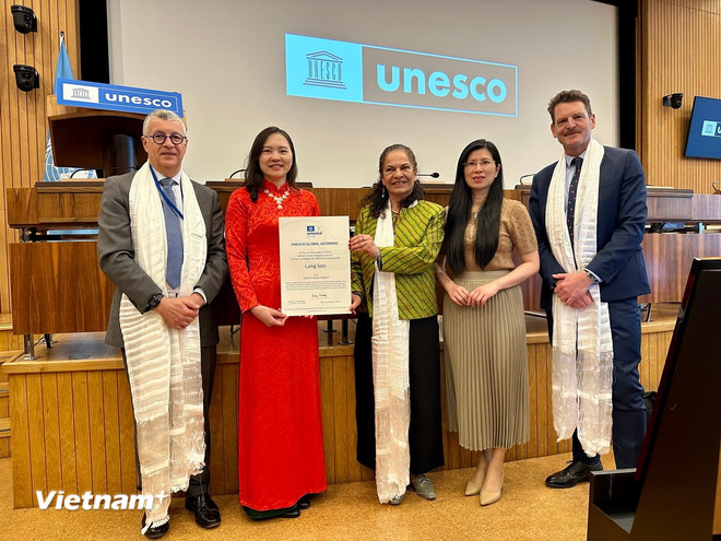 Đại điện Phái đoàn thường trực Việt Nam bên cạnh UNESCO chụp ảnh lưu niệm với lãnh đạo UNESCO trong buổi Lễ trao Bằng công nhận trao Công viên địa chất Lạng Sơn của Việt Nam là Công viên địa chất toàn cầu UNESCO. (Ảnh : Thu Hà/Vietnam+) vnp-cong-vien-dia-chat-lang-son-3.jpg