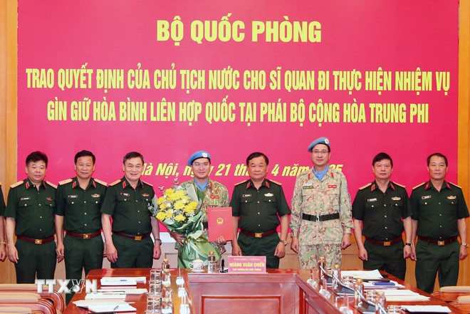 Thượng tướng Hoàng Xuân Chiến, Thứ trưởng Bộ Quốc phòng và đại diện các cơ quan chúc mừng Thiếu tá Sử Tấn Phi Long nhận Quyết định của Chủ tịch nước tham gia hoạt động gìn giữ hòa bình Liên hợp quốc. (Ảnh: Trọng Đức/TTXVN) ttxvn-su-thieu-phi-long-3.jpg