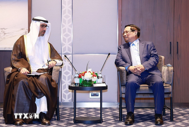 Ο Πρωθυπουργός Φαμ Μινχ Τσινχ δέχθηκε τον κ. Ναουάφ Σαούντ Αλ Σαμπάχ, Αντιπρόεδρο του Διοικητικού Συμβουλίου και Διευθύνοντα Σύμβουλο της Kuwait Petroleum International. (Φωτογραφία: Duong Giang/VNA) ttxvn-thu-tuong-tiep-lanh-dao-mot-so-tap-doan-hang-dau-cua-kuwait-4.jpg