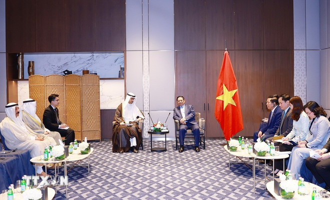 Ο Πρωθυπουργός Φαμ Μινχ Τσινχ δέχθηκε τον κ. Ναουάφ Σαούντ Αλ Σαμπάχ, Αντιπρόεδρο του Διοικητικού Συμβουλίου και Διευθύνοντα Σύμβουλο της Kuwait Petroleum International. (Φωτογραφία: Duong Giang/VNA) ttxvn-thu-tuong-tiep-lanh-dao-mot-so-tap-doan-hang-dau-cua-kuwait-3.jpg