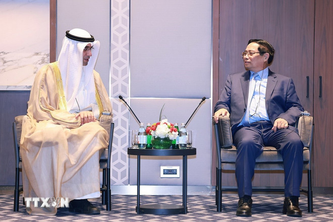 Ο Πρωθυπουργός Φαμ Μινχ Τσινχ δέχθηκε τον κ. Σεΐχ Σαούντ Αλ Σαμπάχ, Πρόεδρο της Επιτροπής Επενδύσεων του Διοικητικού Συμβουλίου και Γενικό Διευθυντή του Επενδυτικού Ταμείου του Κουβέιτ. (Φωτογραφία: Duong Giang/VNA) ttxvn-thu-tuong-tiep-lanh-dao-mot-so-tap-doan-hang-dau-cua-kuwait-2.jpg