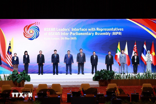 Đại diện Hội đồng liên Nghị viện ASEAN (AIPA). (Ảnh: Dương Giang/TTXVN) ttxvn-thu-tuong-asean-voi-dai-dien-aipa-1.jpg