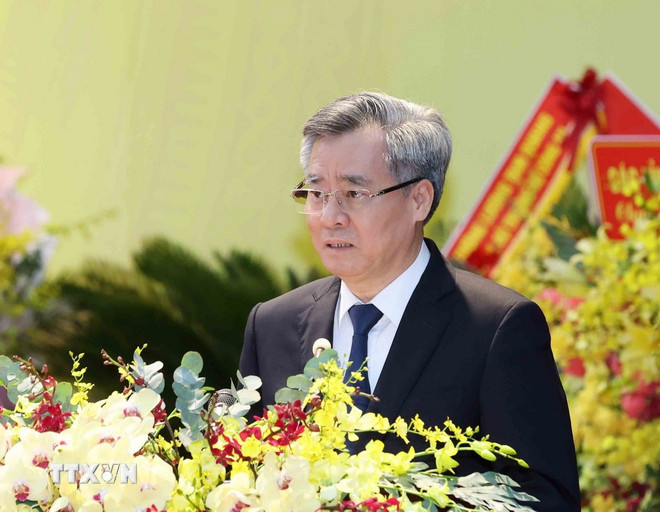 Pan Nguyen Quang Duong, člen ústředního výboru strany a zástupce předsedy ústředního organizačního výboru, oznámil rozhodnutí politbyra o jmenování výkonného výboru strany, stálého výboru, tajemníka a zástupce tajemníka provinčního výboru strany Hung Yen na období 2025–2030. (Foto: Phuong Hoa/VNA) ttxvn-nguyen-quang-duong.jpg