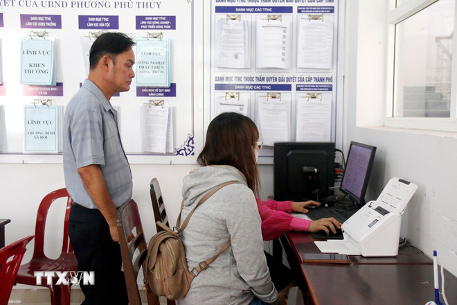 Arahan untuk orang ramai mengisytiharkan dan menyerahkan dokumen dalam talian di kedai sehenti, wad Phu Thuy (Binh Thuan). (Foto: Nguyen Thanh/VNA) ttxvn-thu-tuc-hanh-chinh2.jpg