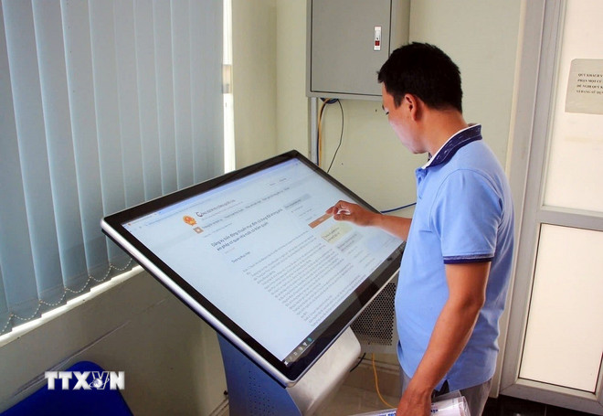 Mengaplikasikan sains dan teknologi untuk melayani penyelesaian prosedur pentadbiran di peringkat komune dan wad di wilayah Quang Tri. (Foto: VNA) ttxvn-thu-tuc-hanh-chinh.jpg