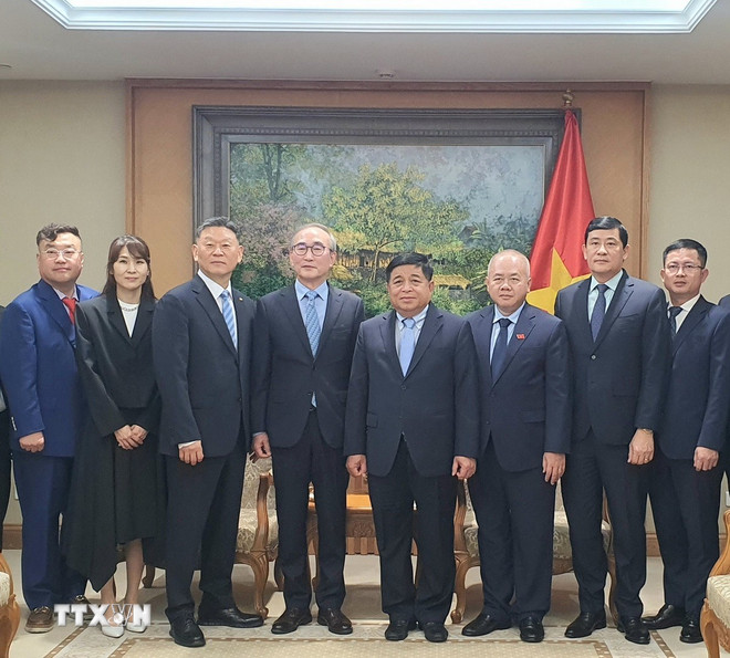 Phó Thủ tướng Nguyễn Chí Dũng chụp ảnh chung cùng lãnh đạo Tập đoàn Korea Telecom. (Ảnh: Chu Thanh Vân/TTXVN) ttxvn-pho-thu-tuong-nguyen-chi-dung-korea-telecom-1.jpg