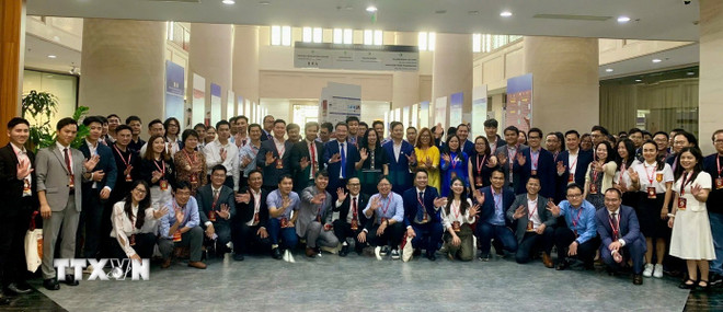 La vice-ministre des Affaires étrangères, Le Thi Thu Hang, prend une photo avec de jeunes intellectuels vietnamiens du monde entier. (Photo : VNA) ttxvn-tri-thuc-tre-vn-toan-cau-2.jpg