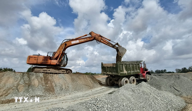 Các phương tiện vận chuyển cát đá thi công cao tốc, đoạn qua địa bàn xã Vĩnh Hanh, tỉnh An Giang. (Ảnh: Thanh Sang/TTXVN) ttxvn-vat-lieu-san-lap.jpg