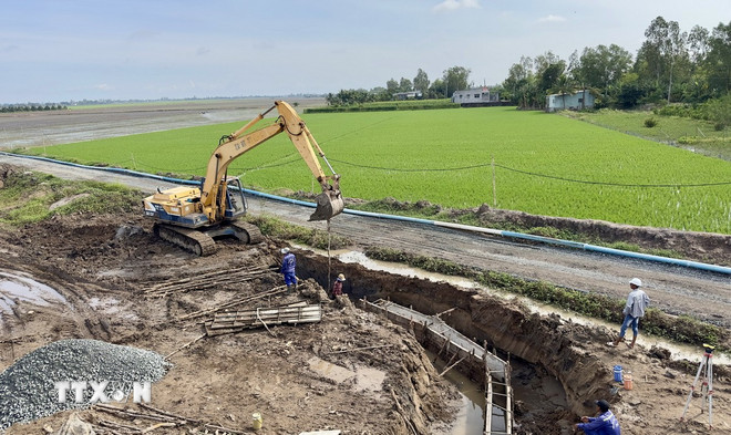 Các đơn vị tăng tốc thi công trên tuyến cao tốc Châu Đốc-Cần Thơ-Sóc Trăng, đoạn qua địa bàn xã Vĩnh Hanh, tỉnh An Giang. (Ảnh: Thanh Sang/TTXVN) ttxvn-cao-toc-chau-doc-can-tho.jpg