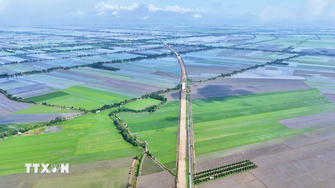 Công trình thi công cao tốc Châu Đốc-Cần Thơ-Sóc Trăng xuyên qua cánh đồng lúa trên địa bàn xã Vĩnh Hanh, tỉnh An Giang. (Ảnh: Thanh Sang/TTXVN) ttxvn-cao-toc-chau-doc-can-tho2.jpg