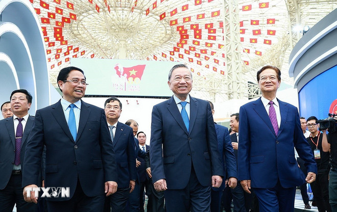 Tổng Bí thư Tô Lâm và Thủ tướng Phạm Minh Chính tham quan trưng bày thành tựu của đất nước tại Trung tâm Triển lãm Việt Nam. (Ảnh: Dương Giang/TTXVN) ttxvn-tong-bi-thu-va-thu-tuong-du-le-khanh-thanh-khoi-cong-cac-du-an-4.jpg