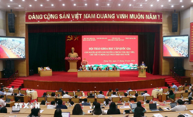 Hội thảo "Con người, quyền con người là trung tâm, mục tiêu, chủ thể và động lực phát triển đất nước." (Ảnh: Đinh Văn Nhiều/TTXVN) ttxvn-quyen-con-nguoi-2.jpg