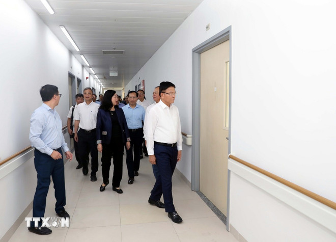レ・タン・ロン副首相は、ニンビン省のベト・ドゥック友好病院第2分院を視察する実務代表団を率いた。(写真:ダイ・ギア/VNA) ttxvn-benh-vien-viet-duc2.jpg