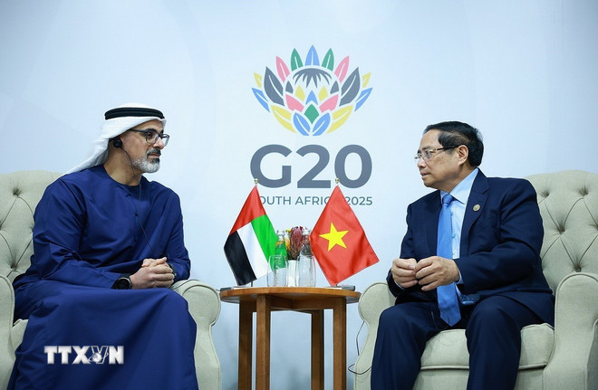 Le Premier ministre Pham Minh Chinh a rencontré le prince héritier d'Abou Dhabi des Émirats arabes unis (EAU), Khaled bin Mohamed bin Zayed Al Nahyan. (Photo : Duong Giang/VNA) ttxvn-thu-tuong-pham-minh-chinh-gap-hoang-thai-tu-abu-dhabi-uae-4.jpg
