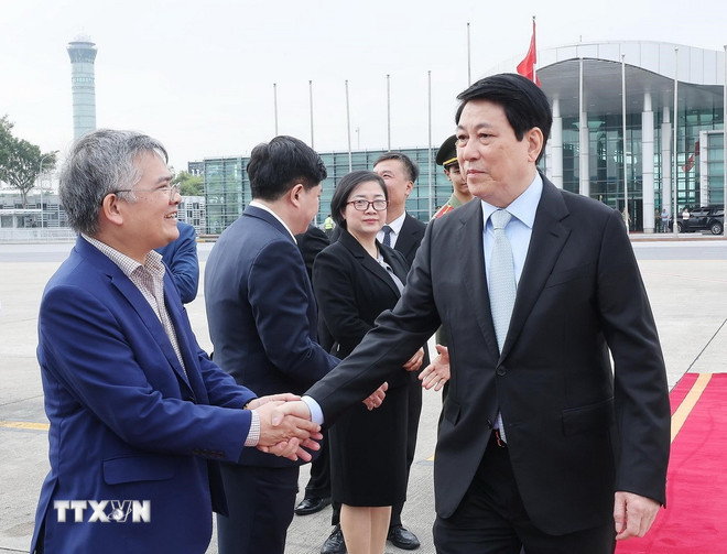 ប្រធានរដ្ឋ Luong Cuong នៅអាកាសយានដ្ឋានអន្តរជាតិ Noi Bai ចាកចេញទៅចូលរួមសប្តាហ៍កិច្ចប្រជុំកំពូល APEC លើកទី៣២ និងសម័យប្រជុំការងារទ្វេភាគីនៅសាធារណរដ្ឋកូរ៉េ។ (រូបថត៖ Lam Khanh/VNA) ttxvn-chu-tich-nuoc-len-duong-du-tuan-le-cap-cao-apec-2.jpg