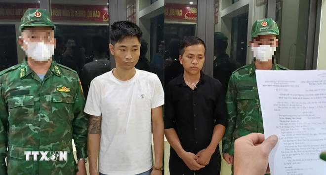 Lực lượng đánh án đọc lệnh bắt giữ đối tượng Nguyễn Văn Sáng và Hoàng Văn Thông. (Ảnh: TTXVN phát) ttxvn-cao-bang-ma-tuy-2.jpg