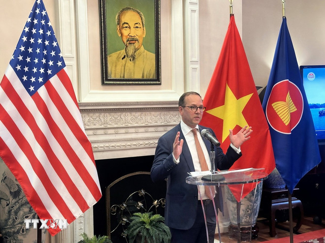 Giáo sư Evan Medeiros, Chủ nhiệm Khoa Nghiên cứu châu Á, đồng thời là học giả cao cấp tại Đại học Georgetown, bày tỏ ấn tượng về quá trình phát triển của Việt Nam. (Ảnh: Ngọc Quang/TTXVN) ttxvn-quang-ba-hinh-anh-viet-nam-o-my-3.jpg