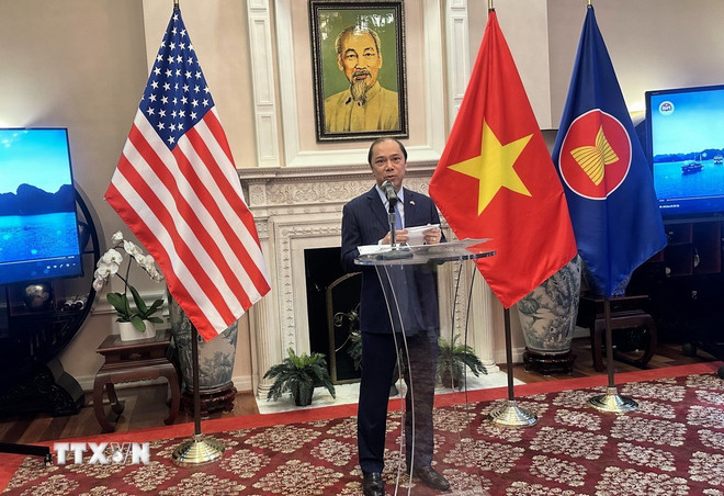 Đại sứ Việt Nam tại Mỹ Nguyễn Quốc Dũng giới thiệu về quan hệ ngoại giao Việt Nam-Hoa Kỳ. (Ảnh: Ngọc Quang/TTXVN) ttxvn-quang-ba-hinh-anh-viet-nam-o-my-1.jpg