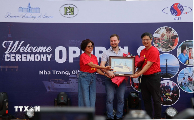 សាស្ត្រាចារ្យរង លោកបណ្ឌិត Dao Viet Ha នាយកវិទ្យាស្ថានមហាសមុទ្រសាស្ត្រ និងថ្នាក់ដឹកនាំវិទ្យាស្ថានបានប្រគល់អំណោយដល់តំណាងនៃនាវាស្រាវជ្រាវវិទ្យាសាស្ត្រ ttxvn-tau-vien-sy-oparin-2.jpg