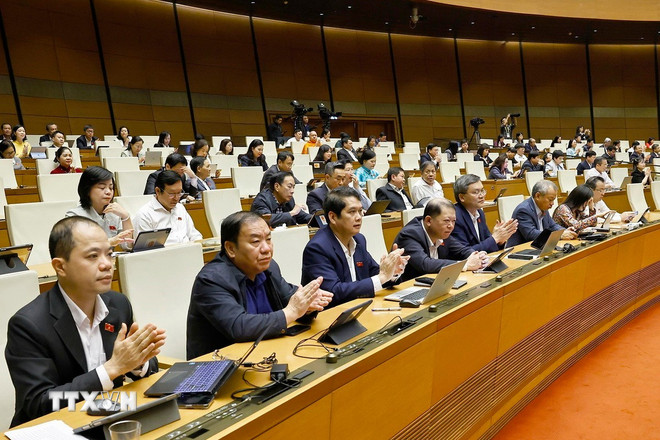 اعضای مجلس ملی برای تصویب قوانین و قطعنامهها رأی میدهند. (عکس: دوآن تان/VNA) ttxvn-quoc-hoi2.jpg