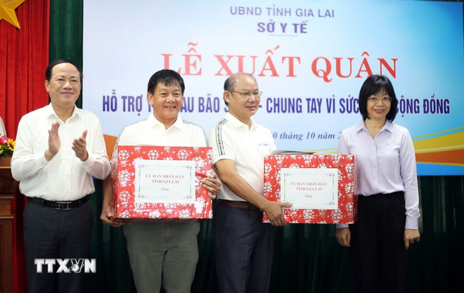 Przywódcy Komitetu Ludowego Prowincji Gia Lai wręczyli delegacji roboczej prezenty, aby dodać jej otuchy przed wyjazdem. (Zdjęcie: Quang Thai/VNA) ttxvn-gia-lai-chi-vien2.jpg
