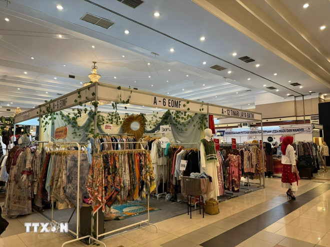 Quang cảnh Lễ hội với nhiều sản phẩm đặc sắc. (Ảnh: Đỗ Quyên/TTXVN) ttxvn-le-hoi-batik-2.jpg