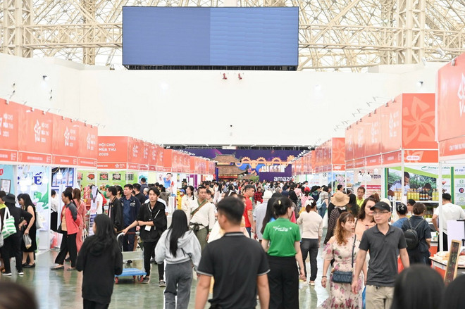Khách tham quan tại Hội chợ mùa Thu 2025. (Ảnh: PV/Vietnam+) hoi-cho-mua-thu2.jpg