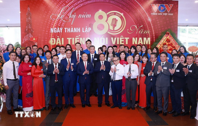 Thủ tướng Phạm Minh Chính với lãnh đạo, nguyên lãnh đạo, phóng viên, biên tập viên Đài Tiếng nói Việt Nam. (Ảnh: Dương Giang/TTXVN) ttxvn-thu-tuong-du-le-ky-niem-80-nam-ngay-thanh-lap-dai-tieng-noi-viet-nam-4.jpg