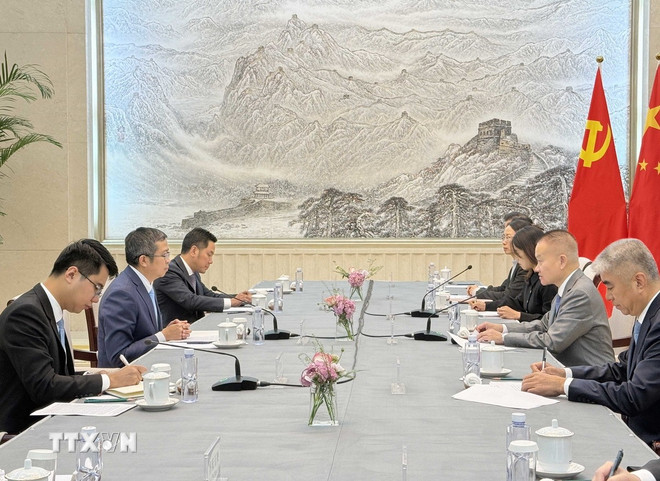 De Vietnamese ambassadeur in China, Pham Thanh Binh (links), ontmoet Liu Haixing, hoofd van de afdeling Internationale Verbindingen van het Centraal Comité van de Communistische Partij van China. (Foto: VNA) ttxvn-hop-tac-song-phuong-viet-trung-1.jpg