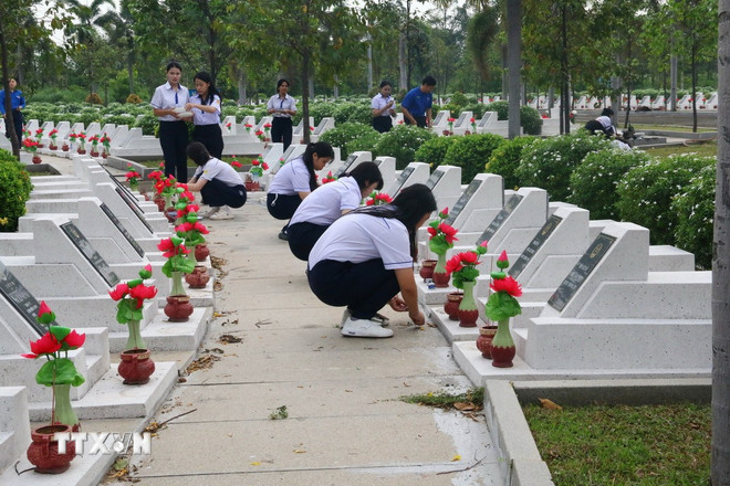 Học sinh trên địa bàn tỉnh Đồng Nai đến thăm viếng, chăm sóc mộ liệt sỹ tại Nghĩa trang Liệt sỹ tỉnh Đồng Nai. (Ảnh: Lê Xuân/TTXVN) ttxvn-dong-nai-liet-sy-3.jpg