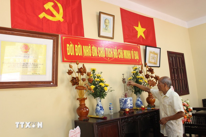 Ông Công Ngọc Dũng (sinh năm 1962, cháu nội cụ Nguyễn Thị An) thắp hương tưởng nhớ Chủ tịch Hồ Chí Minh. (Ảnh: Nguyễn Thắng/TTXVN) ttxvn-noi-dau-tien-tai-thu-do-ha-noi-don-bac-ho-4.jpg